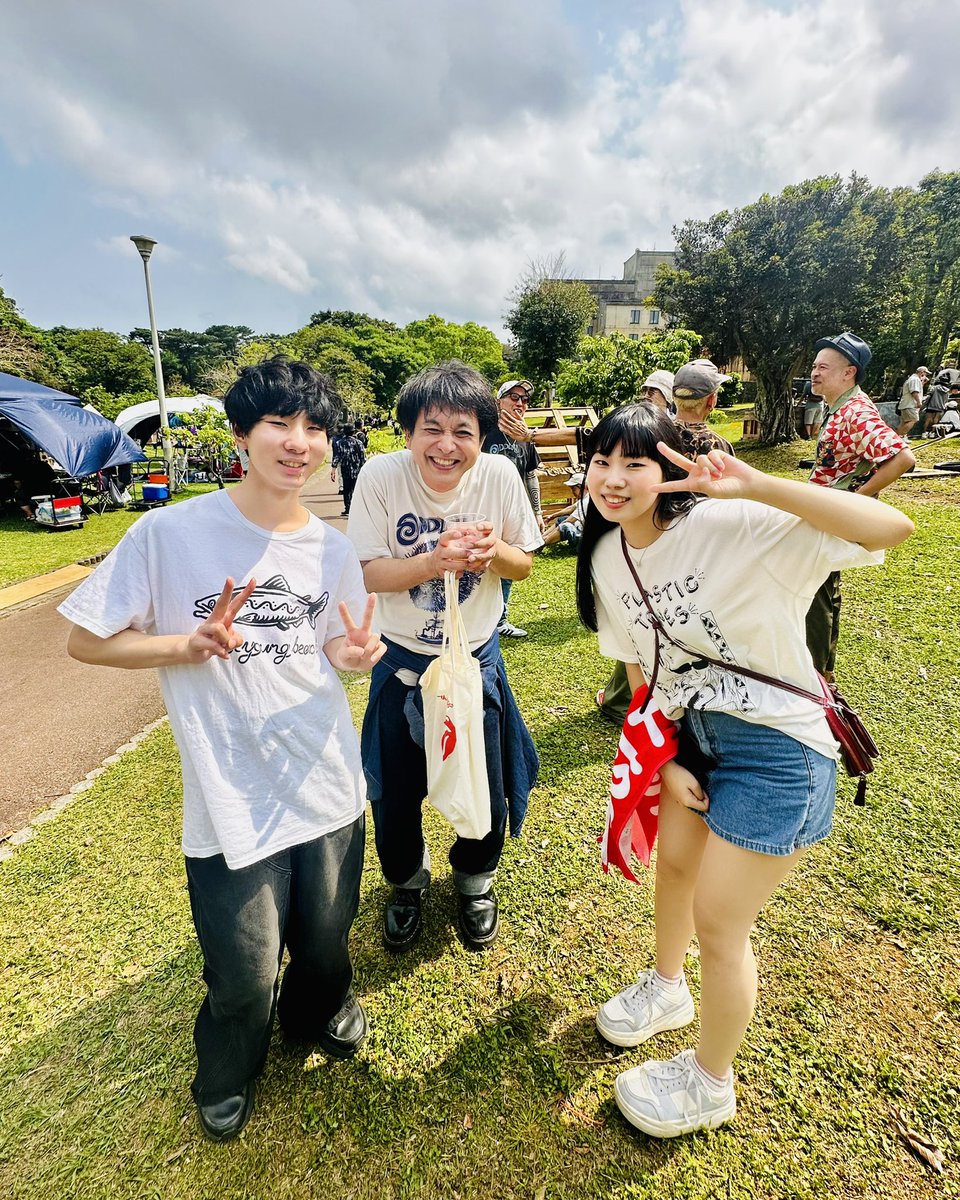 CherrySunburst8's tweet photo. 20260412 沖縄市八重島公園
『ODDLAND3』

とても可愛くて眩い KITOKAのお2人✨
また今夜ズの所作くんはEAST WOMANの鮫Tシャツ（嬉）✨2組ともフリーステージのご出演でした

所作くんがEWのTシャツで、昼間に大きな声で言っちゃいけないワードをマイクテスト🎤
ちょっと待て‼️となるメカルジン（笑） https://t.co/8ssPwl26L3