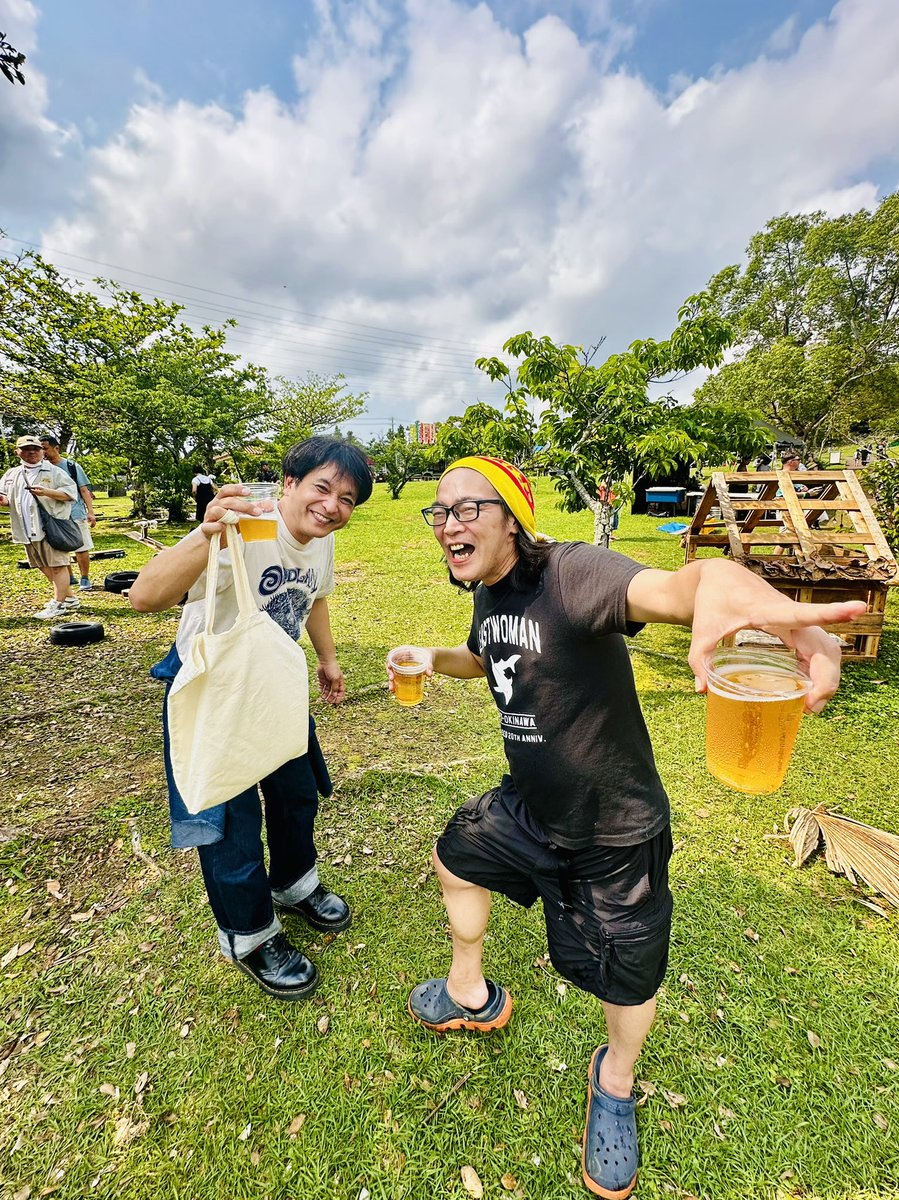 CherrySunburst8's tweet photo. 20260412 沖縄市八重島公園
『ODDLAND3』

とても可愛くて眩い KITOKAのお2人✨
また今夜ズの所作くんはEAST WOMANの鮫Tシャツ（嬉）✨2組ともフリーステージのご出演でした

所作くんがEWのTシャツで、昼間に大きな声で言っちゃいけないワードをマイクテスト🎤
ちょっと待て‼️となるメカルジン（笑） https://t.co/8ssPwl26L3