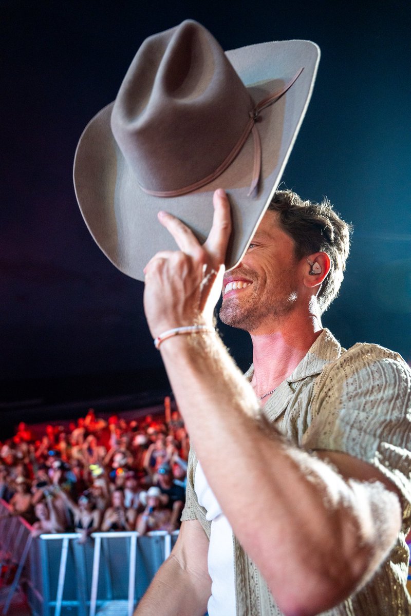dustinlynch's tweet photo. Tortuga 2026! Thank y’all for partying with us. See you next time. 🤠 https://t.co/aNuqDbKpwY