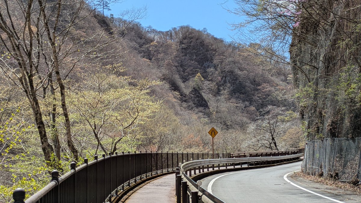 吾妻峡を尋ねる人のほとんどは車利用。
ダムができる前の吾妻峡は、JR川原湯温泉駅から徒歩10分ほどで行くことができました。今は、徒歩で駅を基点とするなら、手前の岩島駅からとなりますが、1時間以上かかります。