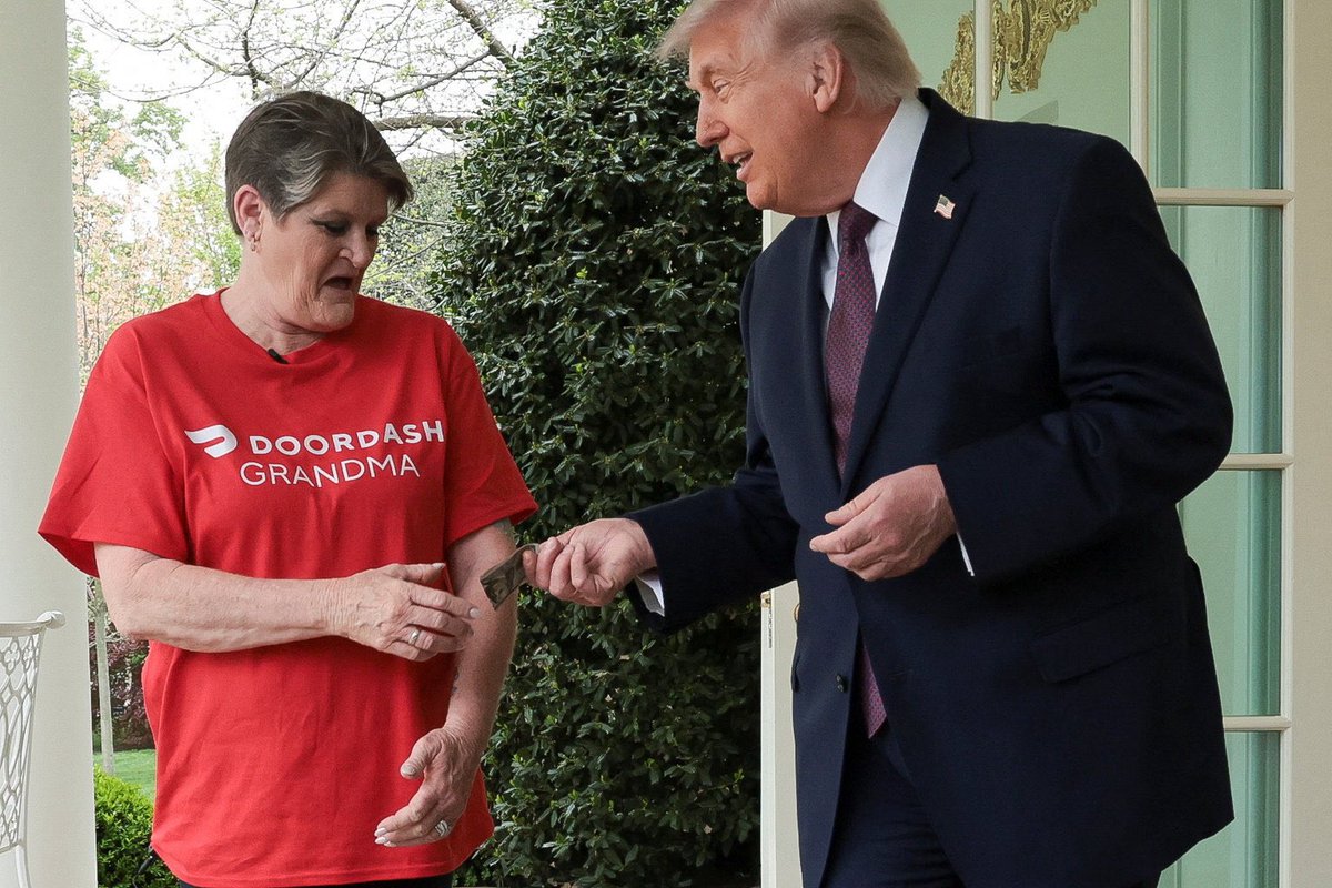 Janabw81's tweet image. Meet Sharon Simmons.
(If that’s even her name.)

She’s a paid actor who plays the role of a MAGAt who is down on her luck.

😒😒😒