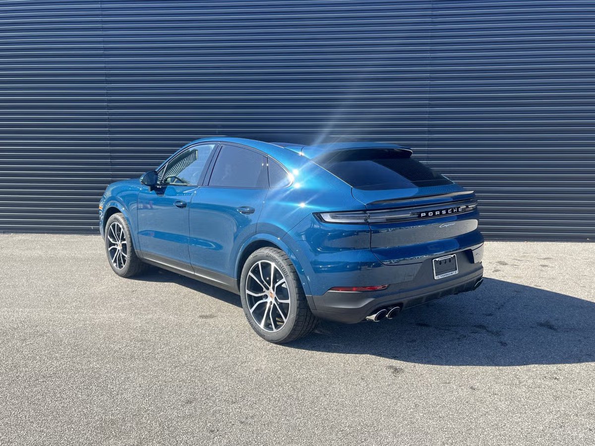 FieldsAuto's tweet image. The 2025 #Porsche #Cayenne Coupe pairs 348 hp, all wheel drive, HD Matrix Design LED Headlights, Panoramic Roof and BOSE Surround Sound System for a distinctly focused drive. 

Call 904-725-9155 and view it here: bit.ly/4cCw20Q 

#Jacksonville #FL #PorscheMoment