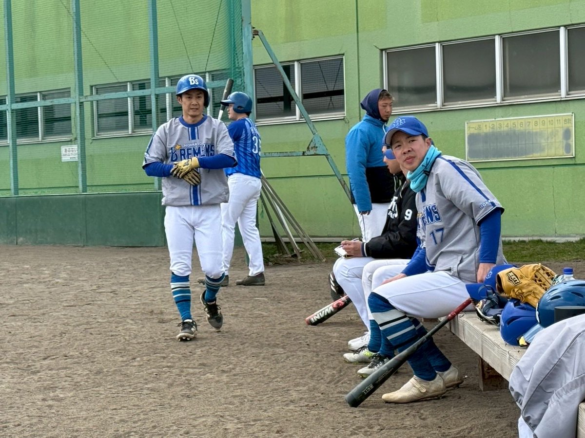 Bremens2020's tweet photo. 2026.03.28（土）
vs オーガ
3対14⚫️
雪解けし外での開幕戦☀️
先発坂尾は何を投げても打たれ続けて3回13失点！
緊急登板した遠藤がナイスピッチングでした👏
#北海道ブレーメンズ https://t.co/kA8JSpeu3a
