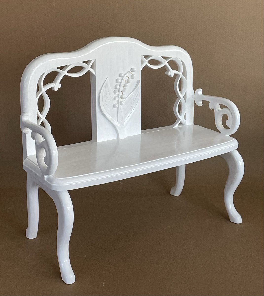 （完成）
☘️40㌢用ベンチ『すずらん』唐草肘掛け¥18,000
💁‍♀️この軽やかなフォルム見てほしい
😆忘れて撮影しました‥肩に小鳥が付きます
📐幅35㌢  高さ31㌢  座面高14.5㌢
🚄大阪に1脚持参します
#アイドール大阪 Ｆ13・14
#アトリエTOUギャラリー  フォロワーさんのステキ写真毎日更新