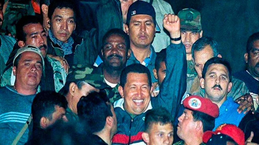 alejabolivarian's tweet photo. Recuerdo como si fuera ayer el sonido del helicóptero que trajo de regreso a Chávez a Miraflores. El alma volvió al cuerpo, volvió la alegría. Incluso un familiar que era opositor se alegró, porque era consciente de la barbarie del Decreto de Carmona. En los momentos de definición, la Patria premia. Hoy tenemos un gran compromiso con el retorno de Cilia y Nicolás.