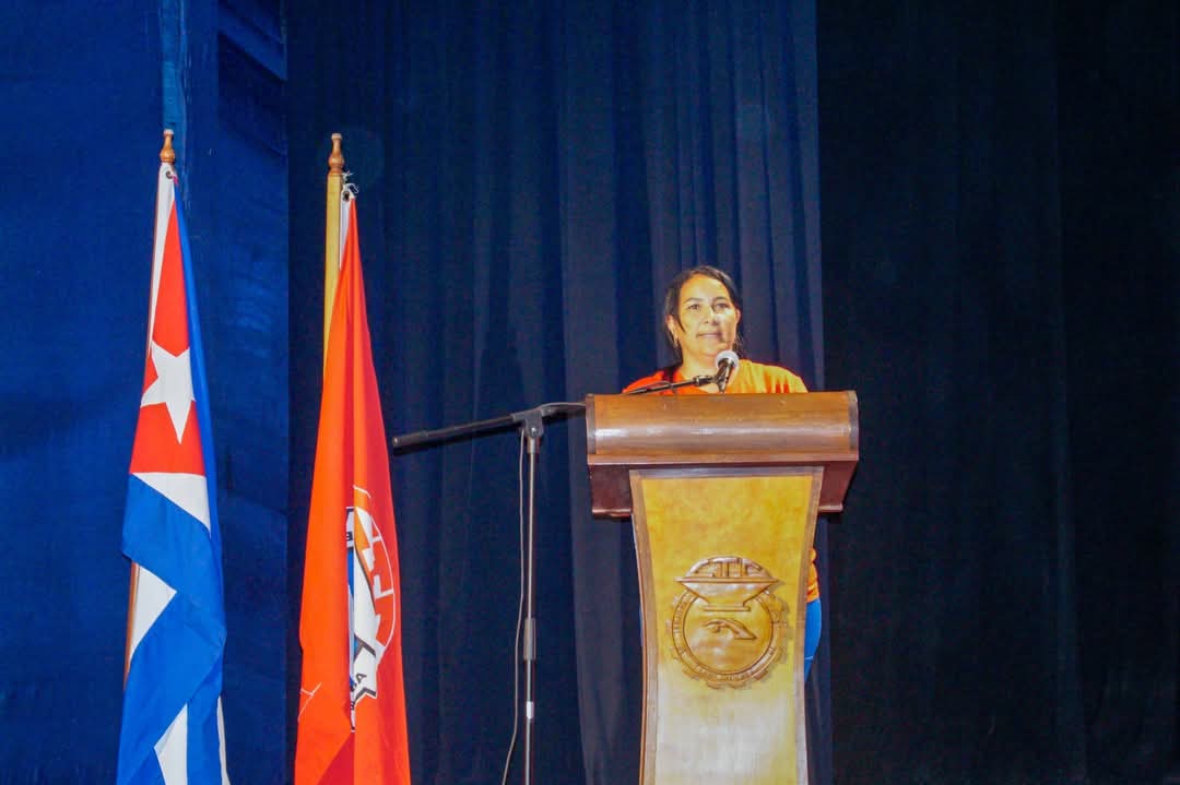 Un teatro Bayamo repleto, da inicio en #ProvinciaGranma a la jornada por el día de los trabajadores. #CubaEstáFirme #LaPatriaSeDefiende