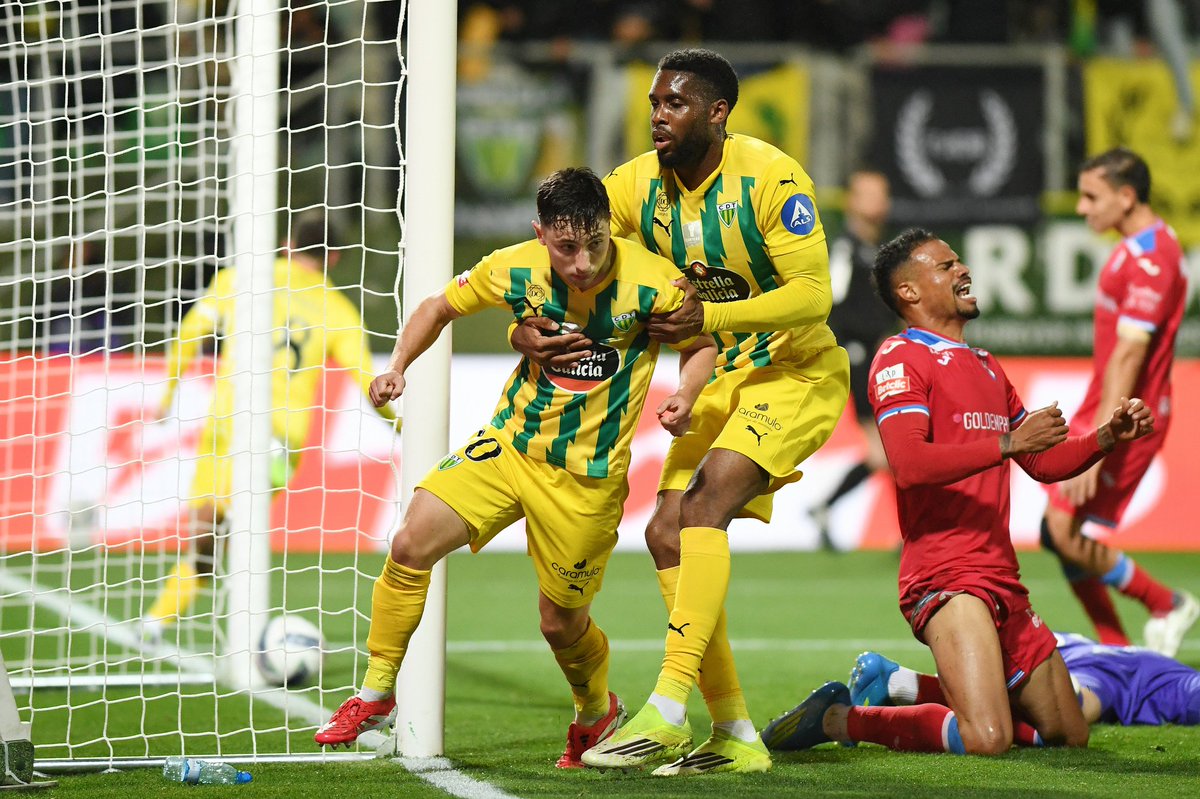 CDTondela1933's tweet photo. Joeeeee Hodge 👊⚽

#SóTondela #CDTGVFC https://t.co/WC6FurpPW8