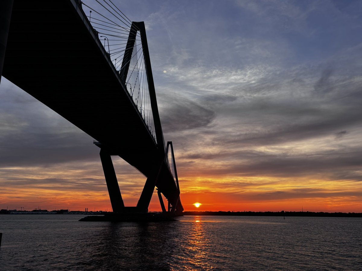 liamswx's tweet image. GORGEOUS SUNSET ALERT!!! My oh my, the high thin cirrus clouds around are making for an incredible view this evening!  🌄🚤🛥️🌇 #sunset #sunsetlover #sunsetphotography #CharlestonSC #sunsetvibes @BILLWALSHTV @RobStormTeam2 @LCWxDave @SamRobertsWX @WXwithLex @adrummergirl