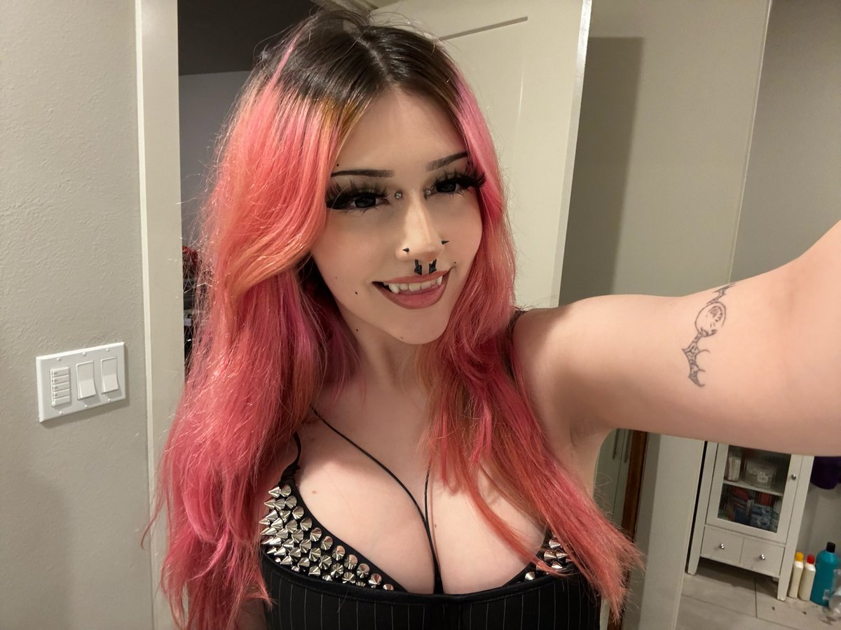 gh0strai's tweet photo. pink hairs gonna be gone soon xd 
#pinkhair #alt #altgirl https://t.co/AtaZCSaAAQ