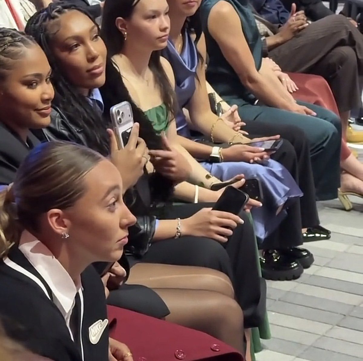 goatzzidaya's tweet image. one thing sarah going to do is side eye paige and azzi BHAHAHAHAHAHHA