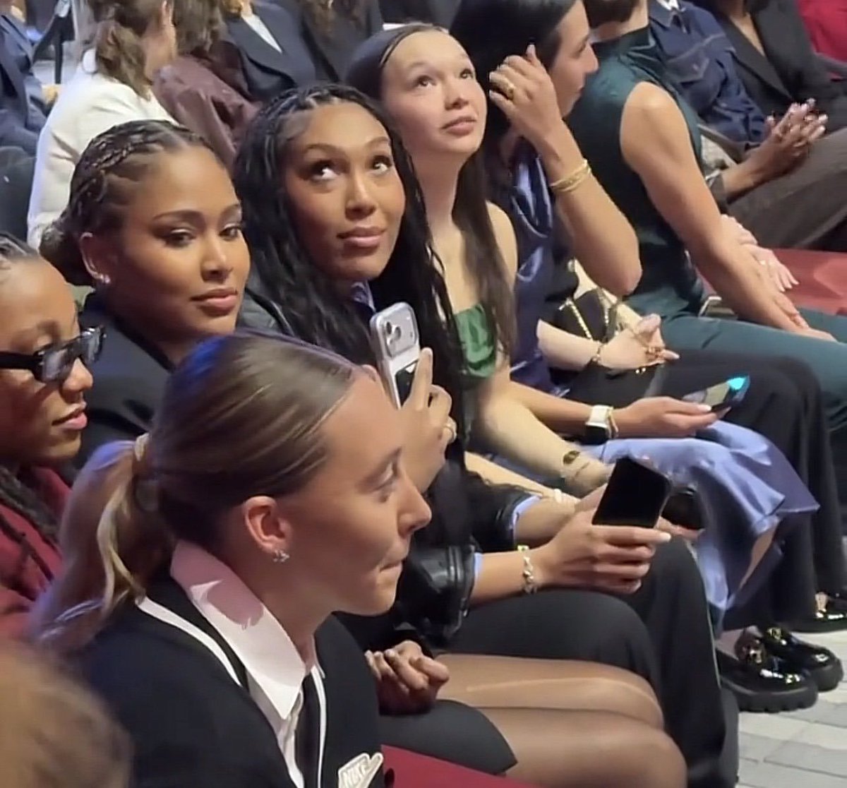 goatzzidaya's tweet image. one thing sarah going to do is side eye paige and azzi BHAHAHAHAHAHHA