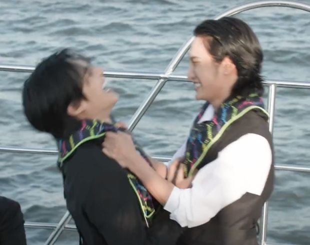 iris🎬🪽 is seeing BTS⋆˚࿔ (-3.2/11) tweet media