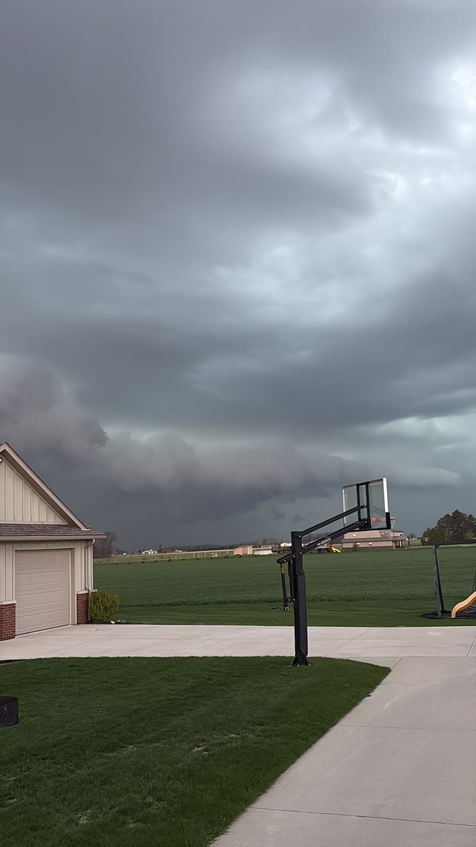 RhinoBar01's tweet photo. @NWSIWX Miller City, Putnam County Ohio. 7:54pm. Looking straight North https://t.co/Z6cNjfWVOO