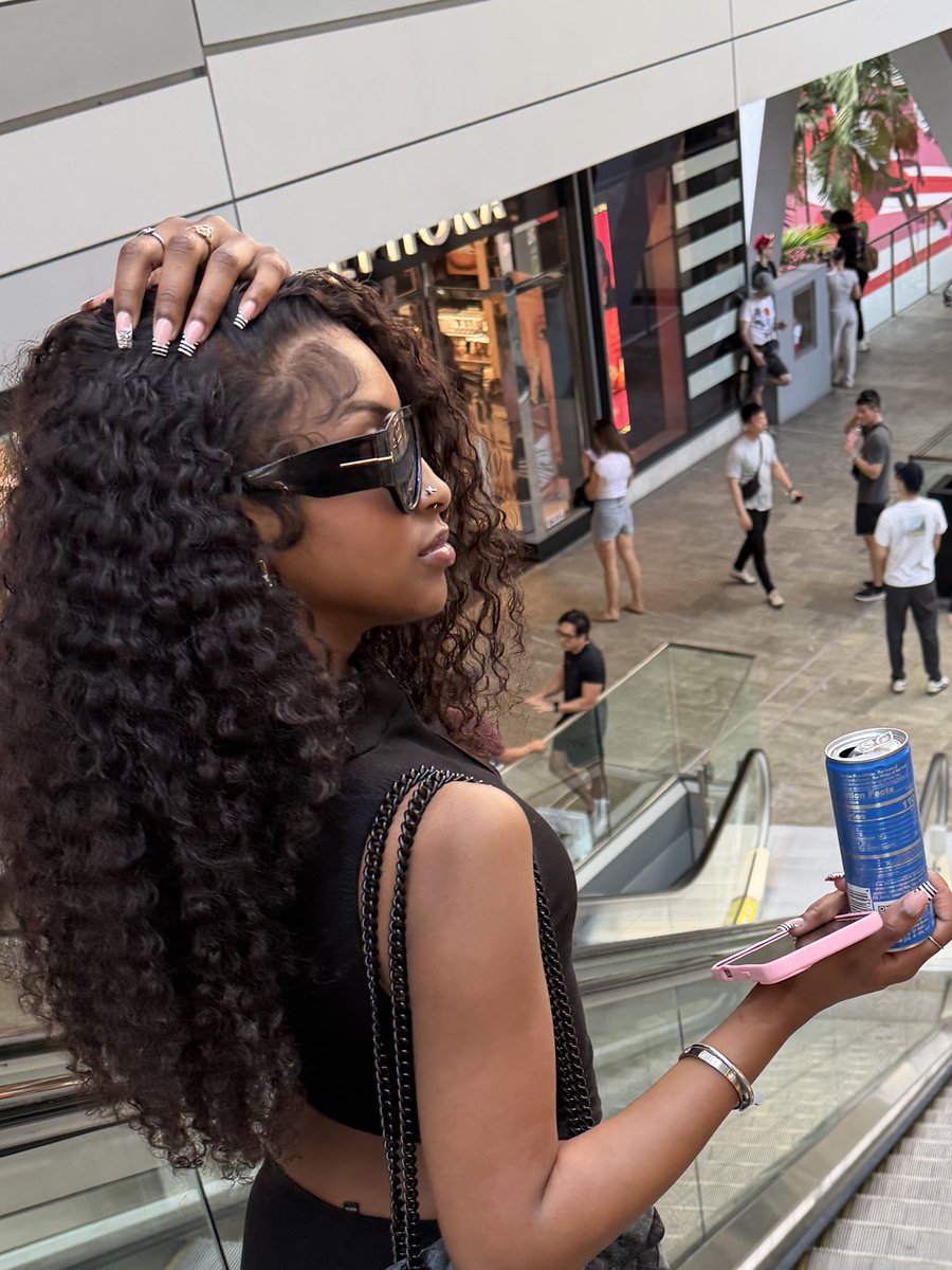 female hendrixx. tweet media