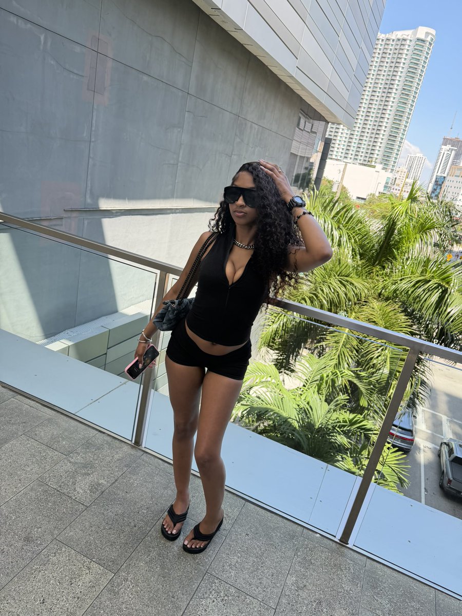 female hendrixx. tweet media