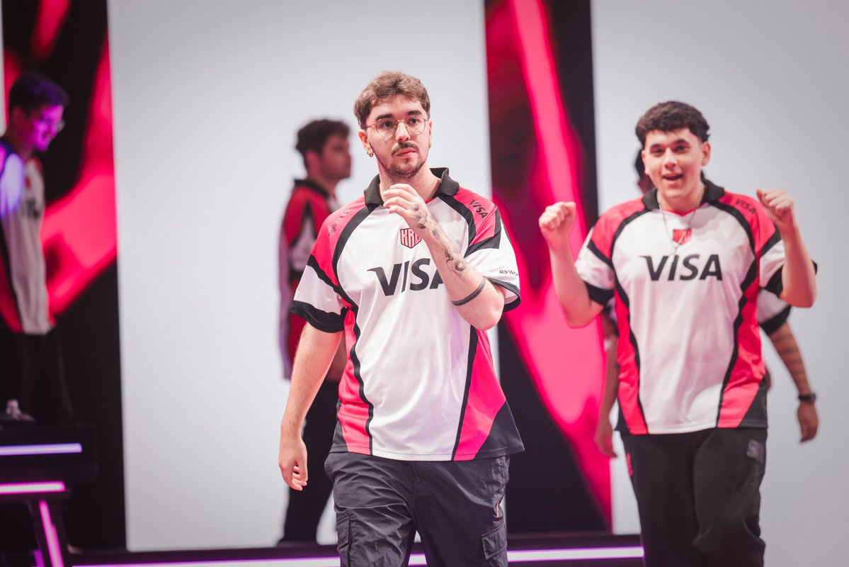 Primeira partida com o novo manto da KRÜ e a vitória já veio 🫡Domingo tem mais e eu quero geral torcendo trajado, então pode ir tirando seu VISA do bolso e bora garantir a camisa na store.kruesports.gg 📷 🤟