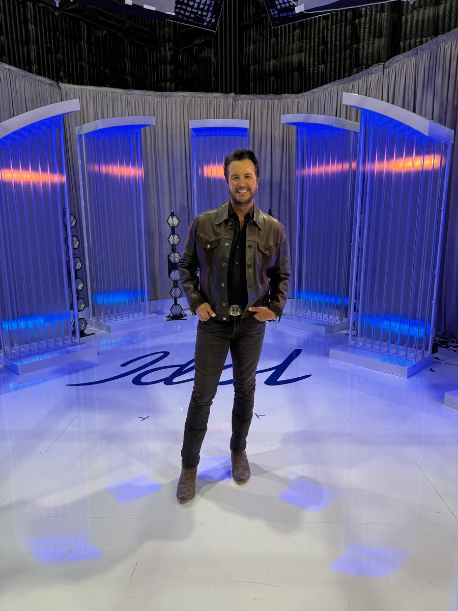 lukebryan's tweet image. Had to break out the leather jacket for #idol tonight. Tune in now on @abc