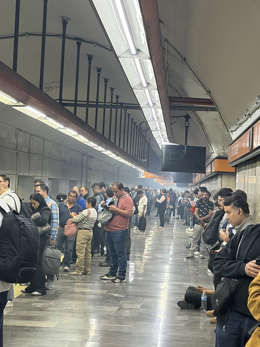 xpit26x's tweet photo. @MetroCDMX @ctcdelmetro Porque no pasa en 15 min en la l7 san Joaquín? Y porqué sale humo? https://t.co/CPamdK2hgX