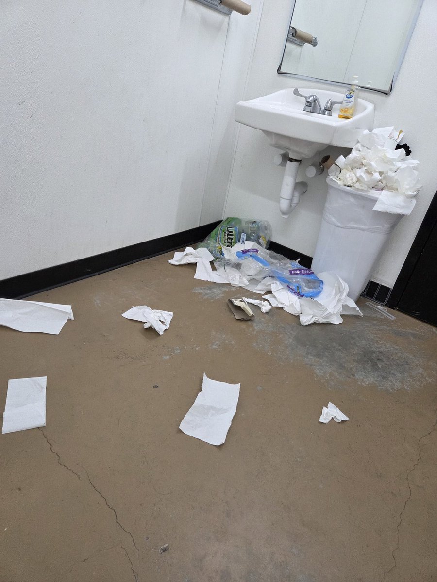 patstock1972's tweet image. Disgusting Dollar General- Do better 😤 #dollargeneral #gigwork