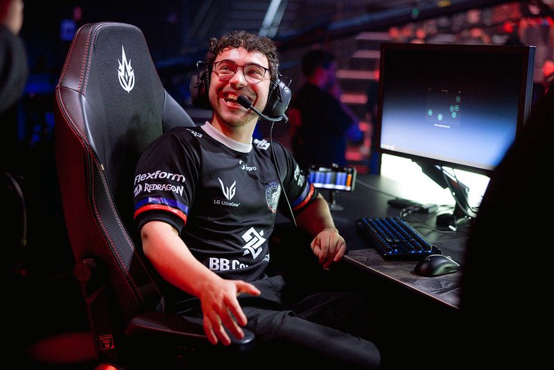 Fluxo W7M LOL tweet media