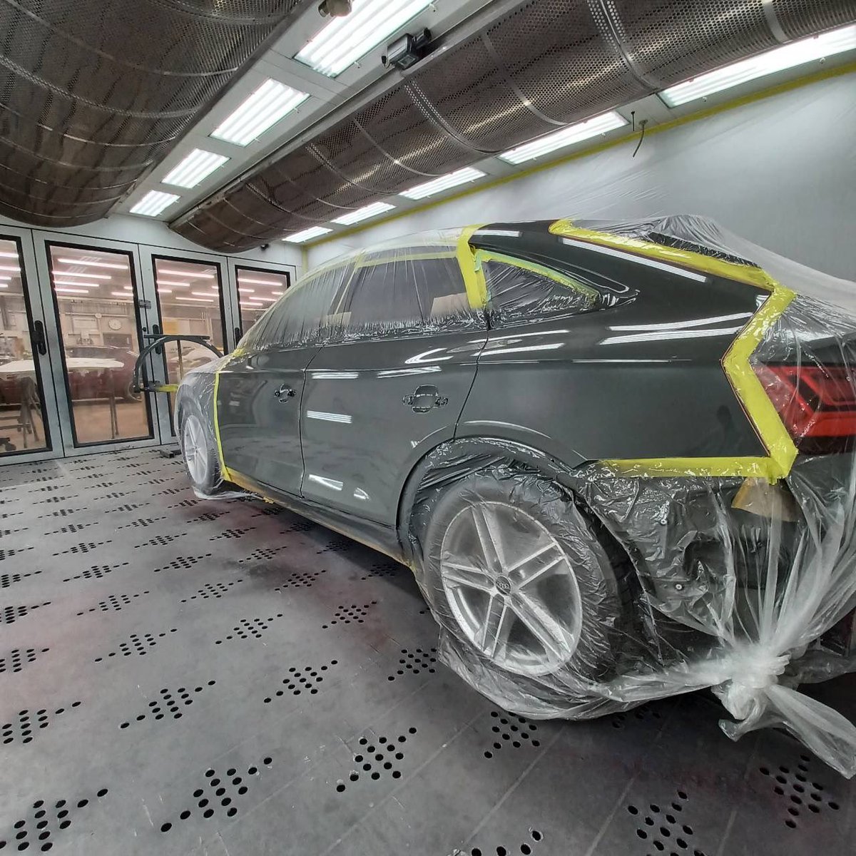 garagelowride's tweet image. 【アウディ Q5 左側面事故 板金•塗装•修理（車両保険）】
東京都小平市よりご来店のお客様です。
塗装作業が終了しました。
現在みがき作業中です。

garagelowride.com

#ガレージローライド #アウディ #audi #audiq5 #アウディq5 #車事故修理 #板金塗装 #車修理 #車両保険 #輸入車修理