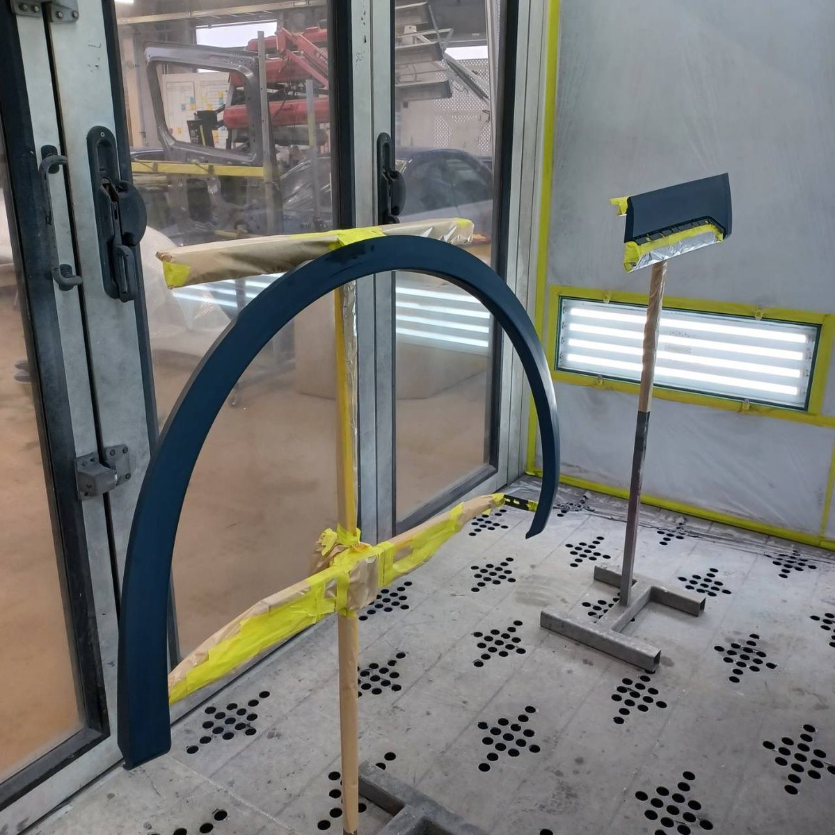 garagelowride's tweet image. 【アウディ Q5 左側面事故 板金•塗装•修理（車両保険）】
東京都小平市よりご来店のお客様です。
塗装作業が終了しました。
現在みがき作業中です。

garagelowride.com

#ガレージローライド #アウディ #audi #audiq5 #アウディq5 #車事故修理 #板金塗装 #車修理 #車両保険 #輸入車修理