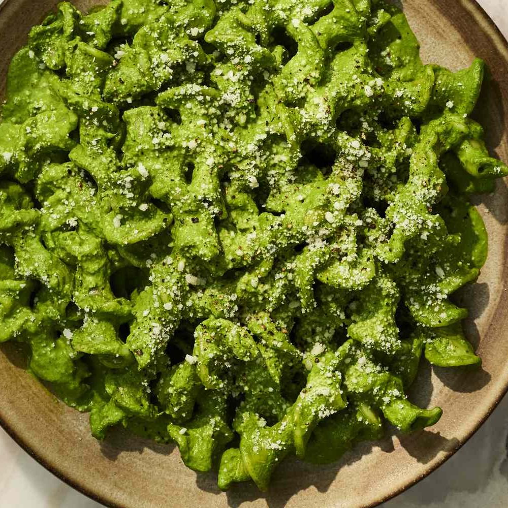 foodandwine's tweet image. Want a quick dinner, but be still super favorsome? This Creamy Kale Pasta is the recipe to add to your weeknight list 🤩. Get the recipe: bit.ly/4tjJ211