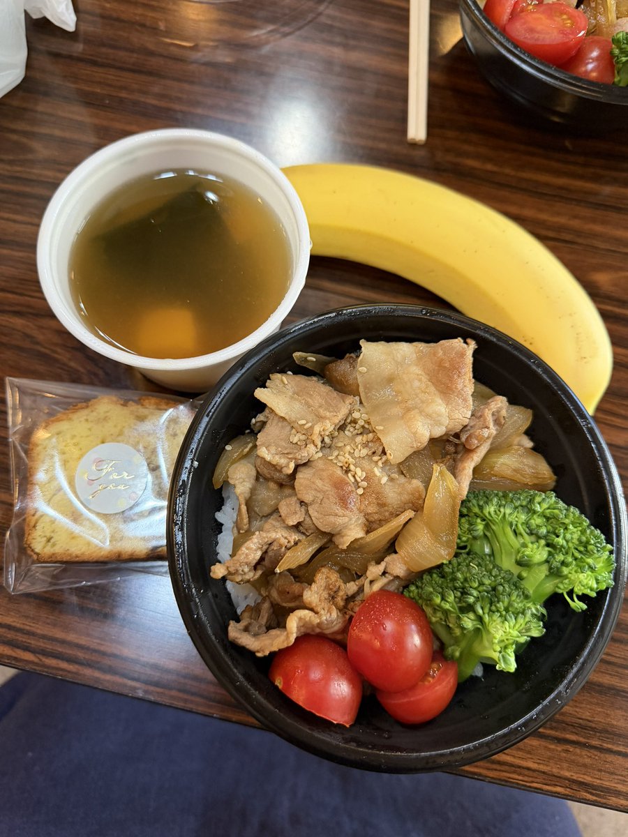 🌸Yashio てらこやcafe 子ども食堂🌸
活動報告です
八潮駅周辺を4つのグループに分かれてクリーン活動しました
2020年から年2回クリーン活動を始め、駅周辺は綺麗になってきたので、今回は駅から少し離れた場所のゴミを拾いました
皆さんに、豚丼とお味噌汁と🍌、バナナパウンドケーキをお配りました