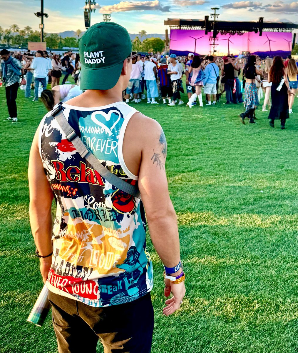 mike_manning_'s tweet image. Coachella = good music + vibes + plant daddy. 😙🌱 @coachella 

#coachella #music