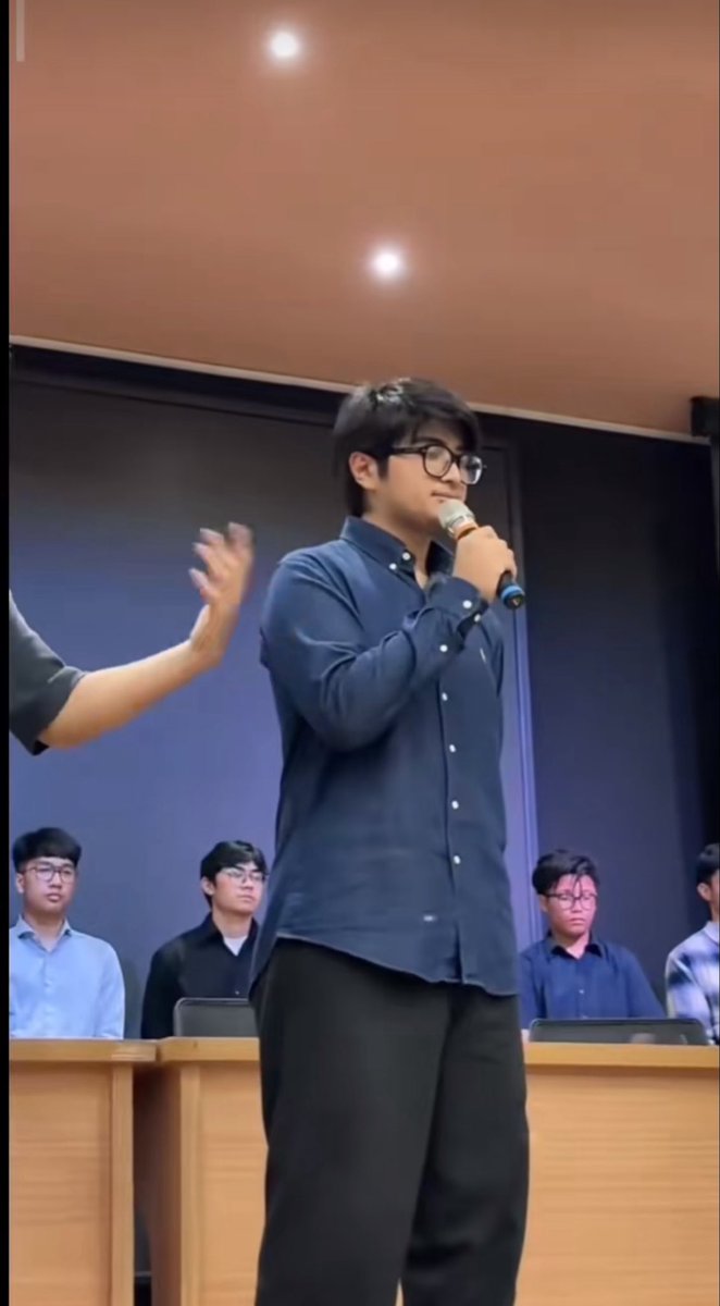 bvtrass's tweet image. Jujur ini kelebihannya selain ganteng apa ya? mau aja jadi tameng temen" nya. dibayar pake beli mobil kah??

Klo gw disana gw suruh maju satu" tanggung jawab. Bodo amat, kesalahan bersama masa sembunyi di ketek orang tua. Setuju?