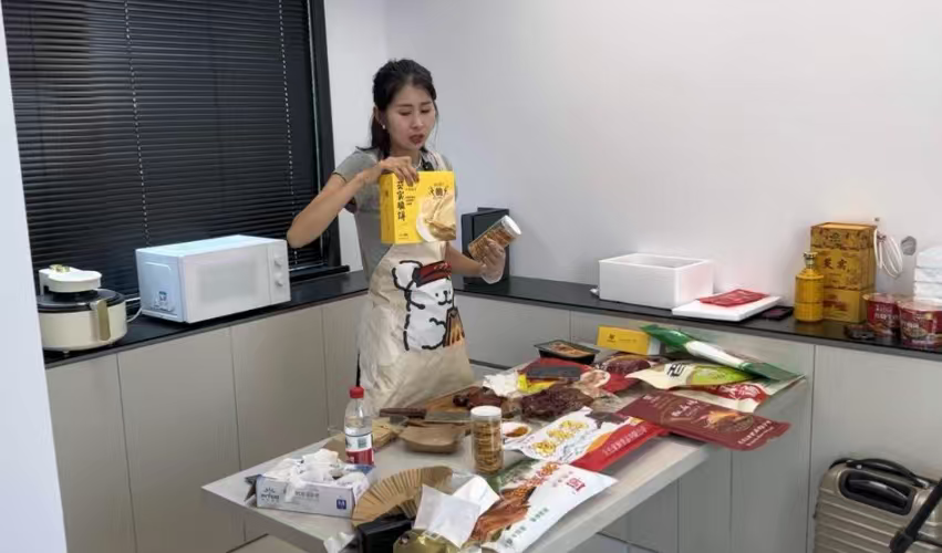 #家在县城 在安徽，现在出现了许多“和美乡村直播间”。主播们有两种人，一种是能干的村干部——利用手机直播说政策、讲道理，还有一种是能干的生意人 ...
