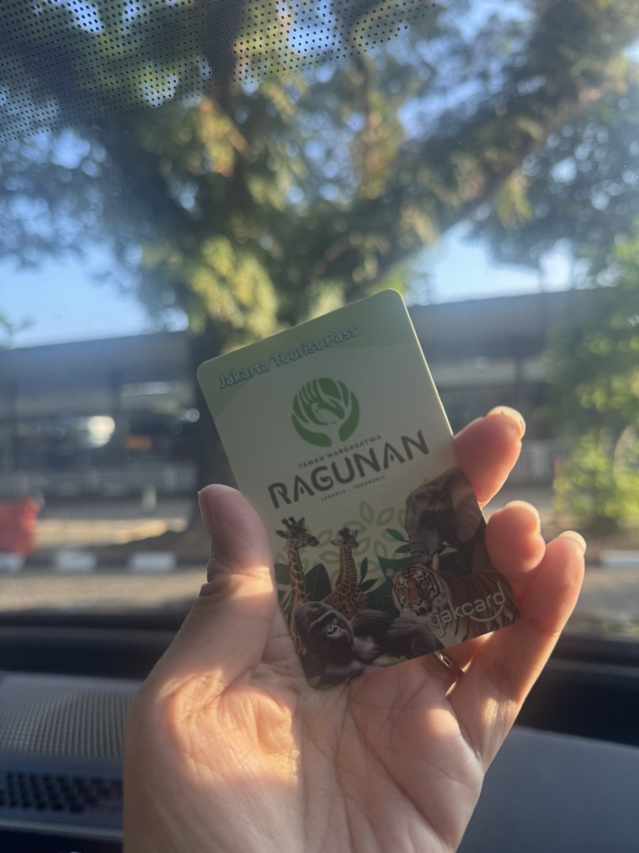 indriseska's tweet photo. Senangnya sekarang parkir di ragunan bisa sebelum jam 7. https://t.co/vhAWwoKyn4