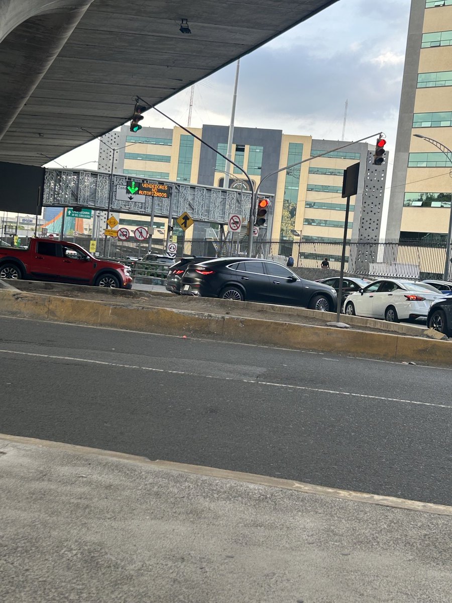 ⁦<a href="/elcapipeligro/">El Capitán Peligro SSC-CDMX Reporte Vial</a>⁩ en sentido contrario para subir al segundo piso del periférico a la altura de Ejército Nacional