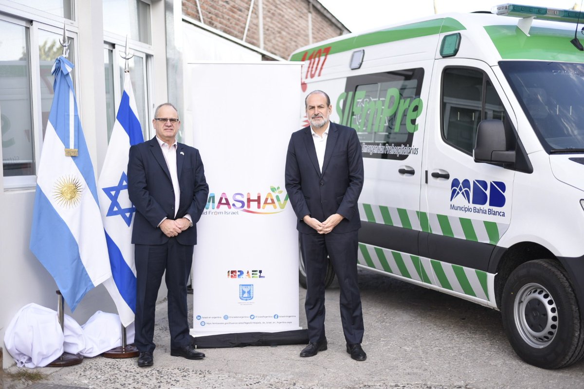 EliahuHamra's tweet photo. Durante mi visita a Bahía Blanca, acompañé un momento muy especial, en el que la embajada de @IsraelArgentina hizo entrega de una ambulancia totalmente equipada en un acto desarrollado en dependencias de la dirección comunal de Defensa Civil.
El intendente Federico Subsielles (@fsusbielles) recibió las llaves que le entregó el embajador @AmbEyalSela, quien manifestó: "Hace más de un año, cuando todos vimos el desastre por la inundación en esta ciudad amiga, que alberga una importante comunidad judía, y que tiene buenas relaciones con Israel, decidimos ayudar y apoyar, en ese primer momento, enviando camiones con colchones. Pensamos que no era suficiente; decidimos con @MASHAVisrael, la Agencia de Cooperación Internacional del Ministerio de Relaciones Exteriores de Israel, donar esta ambulancia. Esto muestra la amistad que tenemos entre ambos pueblos y con la ciudad de Bahía Blanca”.
Felicitaciones al embajador por haber liderado esta importante iniciativa que resalta el vínculo de solidaridad y cercanía entre ambos países.