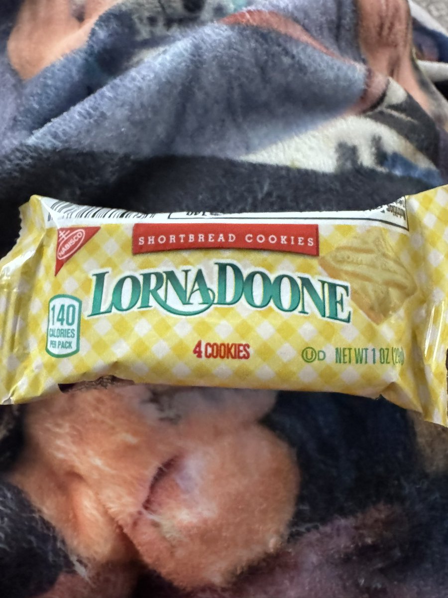 michaeltulensa's tweet photo. Come on @MDLZ … it’s 3 cookies… not 4…. 😢  Next time, I guess but it’s aweosme cookies! 🤤 https://t.co/M8pt7ZFCEP