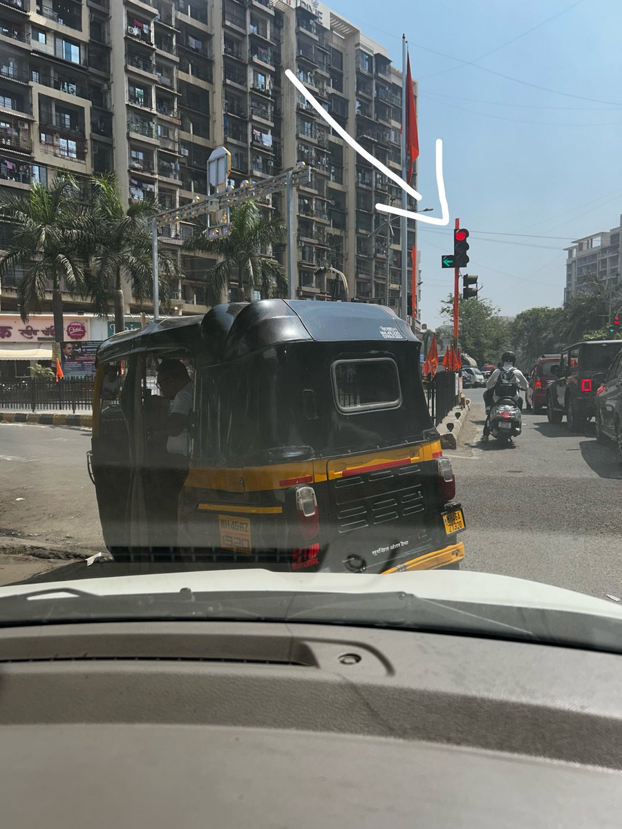 Sohaaailhere's tweet photo. Blocking a left green at Shagun Chowk, Ulwe. auto rickshaw illegally parked while the driver casually eats inside. This is exactly how traffic chaos starts. Authorities, please take immediate action. @Navimumpolice @NMMConline https://t.co/AQJignFjd4