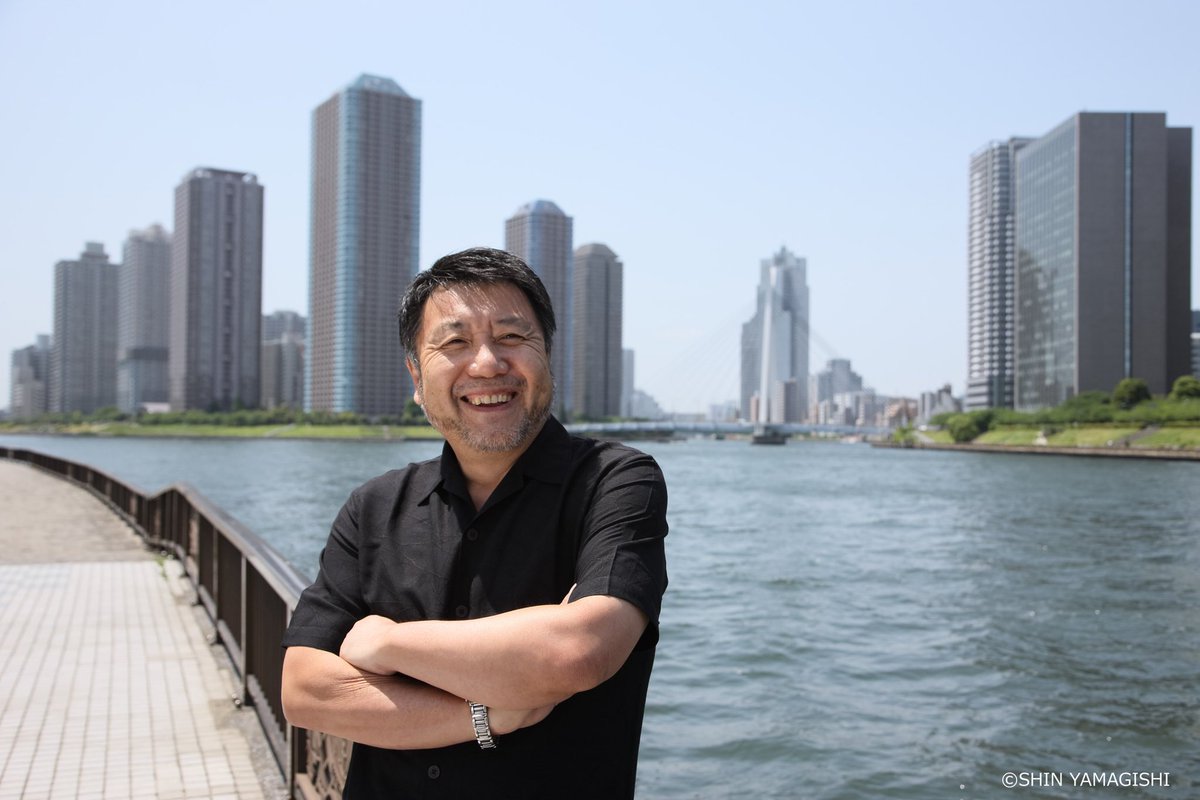 eugeneharada's tweet photo. 昨日4月13日は新文芸坐にて原田監督追悼上映Vol.2の二日目で「ヘルドッグス」上映とトークショーを、歌うクマさん、アサシンレディ、そして視神経を指で弾くサイコくんの4人で楽しくお話ができました。文字面がすげぇ。

吉原光夫さん、中島亜梨沙さん、坂口健太郎くん、皆さん忙しい中駆けつけてくれて、映画監督である父原田眞人を映画館で弔ってくれたのは最高に嬉しく、父も喜んでいたと思います。
改めて御礼申し上げます。
45分間でも足りなかったのが驚きましたが、また集まってワイワイ賑やかに弔いたいと思います。

ちなみに、トークの中でありました室岡のセリフ「俺は1日5人までって決めてんだよ。1人○した。1人砕いた。後３枠空いてる」は台本にはありませんでした。
これは「KAMIKAZE TAXI」のミッキー・カーチスさんの「俺は病気持ちでよ、医者に1日5人以上○しちゃいけねぇって言われてんだよ。ってことは4人までいいってことだよな。1人やっただろ？1人逝きかけてんだろ？1人先約済みだろ？ってことは後1人はOKってことだよな。」的なセリフ（うろ覚え）に由来し、「ヘルドッグス」で監督が室岡に現場かリハで付け足した痕跡がありました。

そして現在開催されている新文芸坐の追悼上映期間中の展示品に革の鞄があります。これは私が「金融腐食列島 呪縛」で使用した私物ではありますが「ヘルドッグス」でも兼高が使用したものです。兼高の汗が染み込んでいます。岡田さんではなく、出月でもなく、私のでもなく、兼高です。
ディレクターズチェアに乗っている黒のリュックは監督が現場で使用した物。
18日まで展示と追悼上映が行われていますので、もしお時間がありましたら是非。

本日4/14(火)は19時から『関ヶ原』を上映、その後21時40分よりトークショーを山村憲之介くん、生島翔くん、そして私の4名でお話しします。『関ヶ原』は二度目ですが、また違ったお話しを沢山できると思います。

明日4/15(水)は19時から『バッド・ランズ』を上映、その後の21時40分よりトークショーを安藤サクラさん、宇崎竜童さん、大場泰正さん、齋賀正和さん、そして私の5名でお話しします。
多分長くなるので電車のお時間が迫りましたらご遠慮なく。

写真は山岸伸様の「瞬間の顔」より。
とても良い父の表情でしたので、使用の相談をしましたところ快く承諾していただきましたので新文芸坐でも期間中は展示しています。

いつも情報過多ですみません。
なるべくコンパクトにします。
そしていつも励ましのお言葉を沢山頂き、ありがとうございます😊

#原田眞人 #新文芸坐 #坂口健太郎 #安藤サクラ #原田遊人
