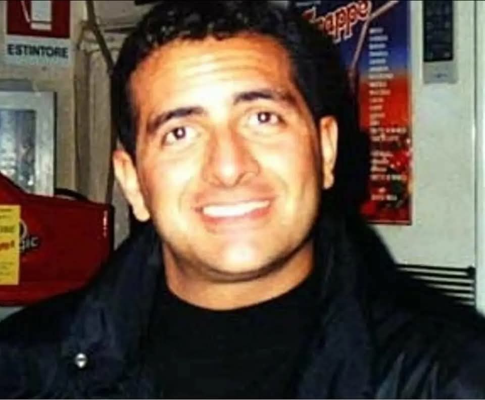 Accadeva 22 anni fa.
I suoi assassini volevano che mostrasse paura mentre stava per essere ucciso, ma lui mostrò solo coraggio: morto da eroe, umiliando i terroristi.
L’Italia e gli italiani non dimenticheranno mai Fabrizio Quattrocchi ❤️