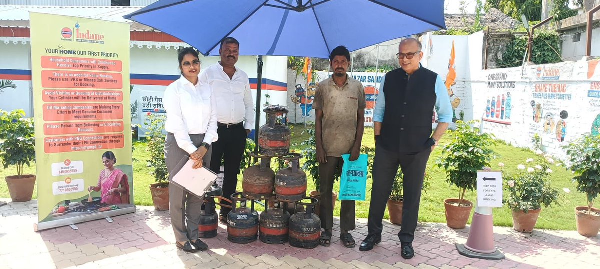 wb_IndianOil's tweet image. Expanding access, simplifying lives!
Shri K M Thakur, CGM (LPG), driving awareness on 5 kg ‘Chhotu’ cylinders in West Bengal for migrant labourers and students, promoting portable, affordable &amp;amp; available with minimal documentation.
#StayCalmIndia #LPGSupply #Indane @IndianOilcl