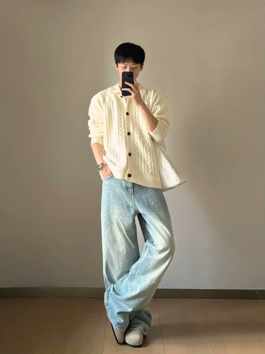 NoteMay77821's tweet photo. 奶白色的针织开衫，像云朵一样软糯温柔
我是今天的小奶狗，求摸头rua～#温柔小奶狗 
#奶白针织衫 #春日穿搭 #KnitCardigan #SoftBoyStyle #OOTD https://t.co/KlBJ0A9WYT