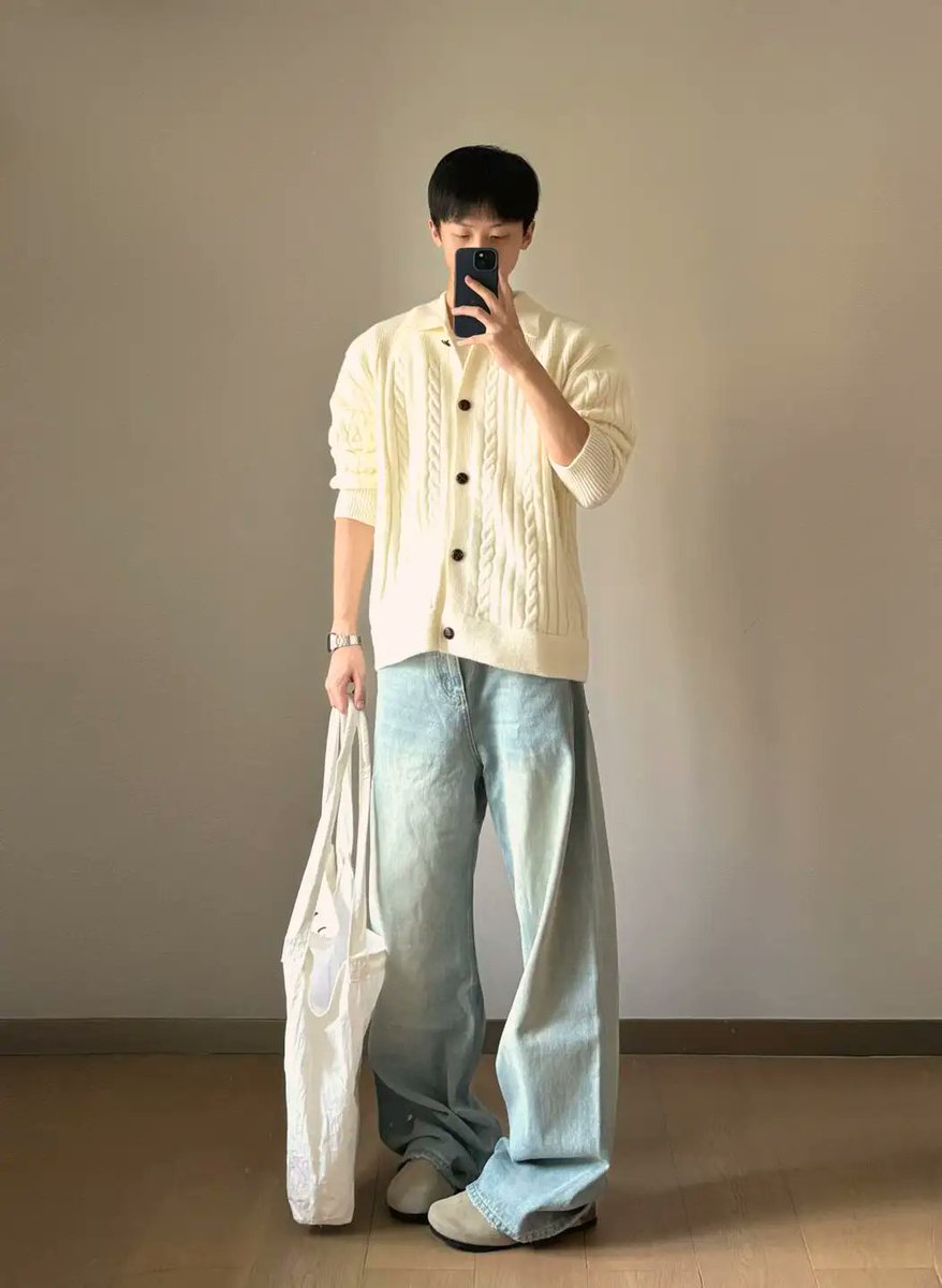 NoteMay77821's tweet photo. 奶白色的针织开衫，像云朵一样软糯温柔
我是今天的小奶狗，求摸头rua～#温柔小奶狗 
#奶白针织衫 #春日穿搭 #KnitCardigan #SoftBoyStyle #OOTD https://t.co/KlBJ0A9WYT