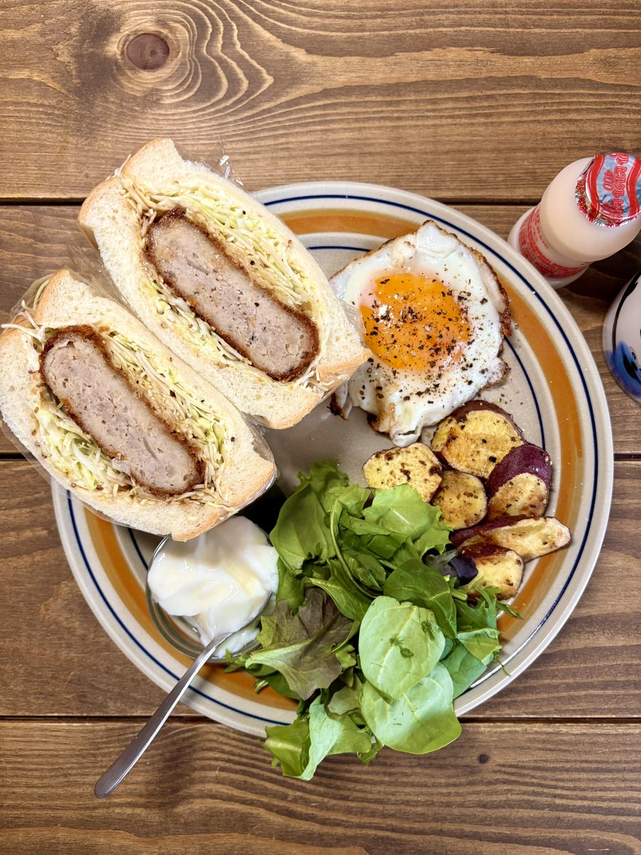 hitosaramesi's tweet image. お昼のひとさらめし

おっきなカツサンドだよ

思いきって食べると、元気が戻る

#ひとさらめし #おうちごはん #カツサンド
#ワンプレート #暮らしの記録 #日々のごはん
#ランチ記録 #自炊 #お昼ごはん