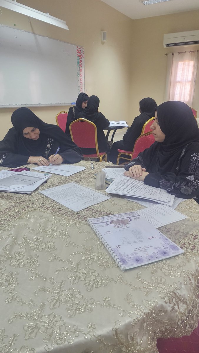 Lamesschool2017's tweet photo. تشرفت المدرسة اليوم بزيارة لجنة الفحص والتدقيق المستمر لمتابعة أعمال المعلمات والسجلات والخطط . https://t.co/w5ohfxVX9B