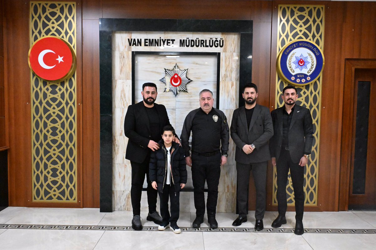 Sn. Ömer Faruk HANOĞLU, Sn. Mehmet Yağız HANOĞLU, Sn. Batuhan ÖZALTUN ve  Sn. Burak KAYA, 10 Nisan Polis Haftası münasebetiyle İl Emniyet Müdürümüz Sn. Murat MUTLU'yu makamında ziyaret etti.