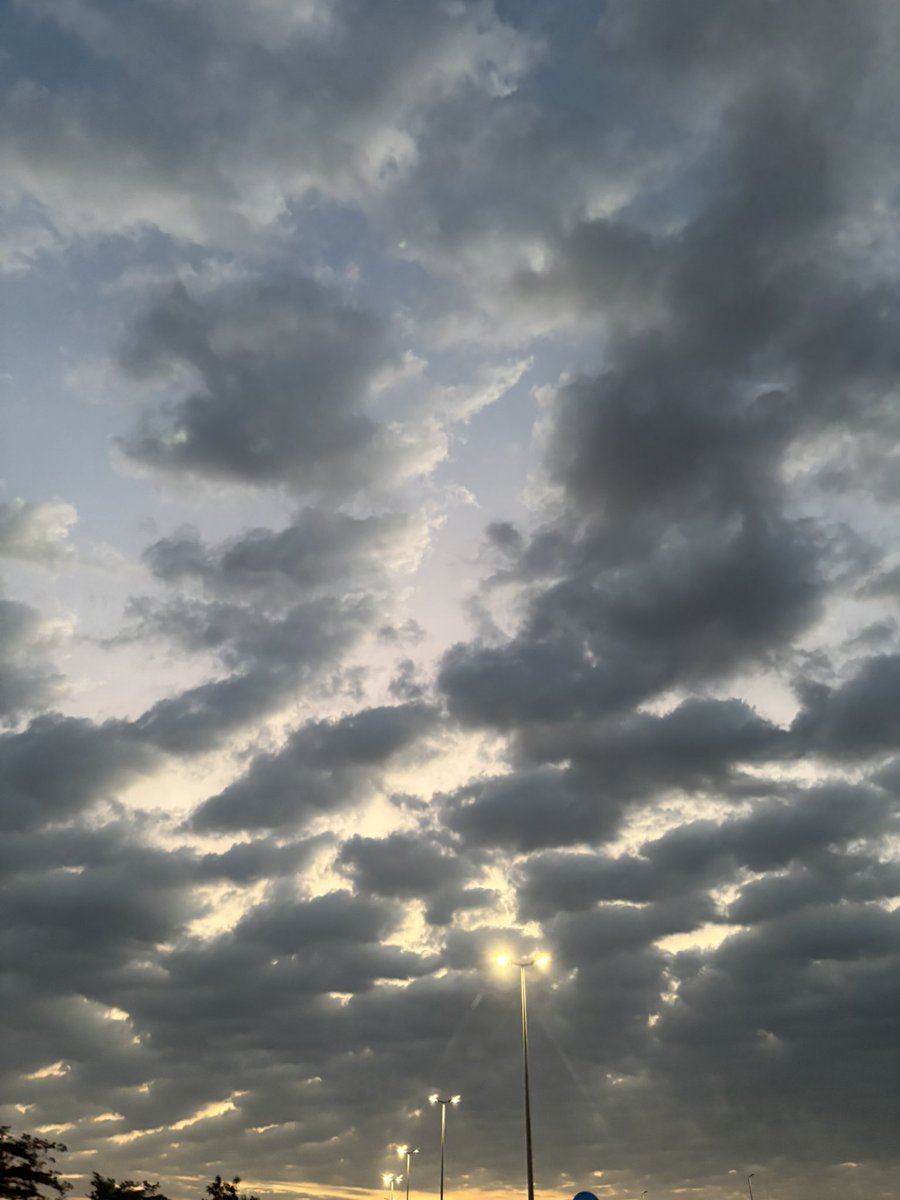 ASSSSSSEEED's tweet photo. The clouds this morning were 🤌🤌🤌 https://t.co/6qMTRexjft