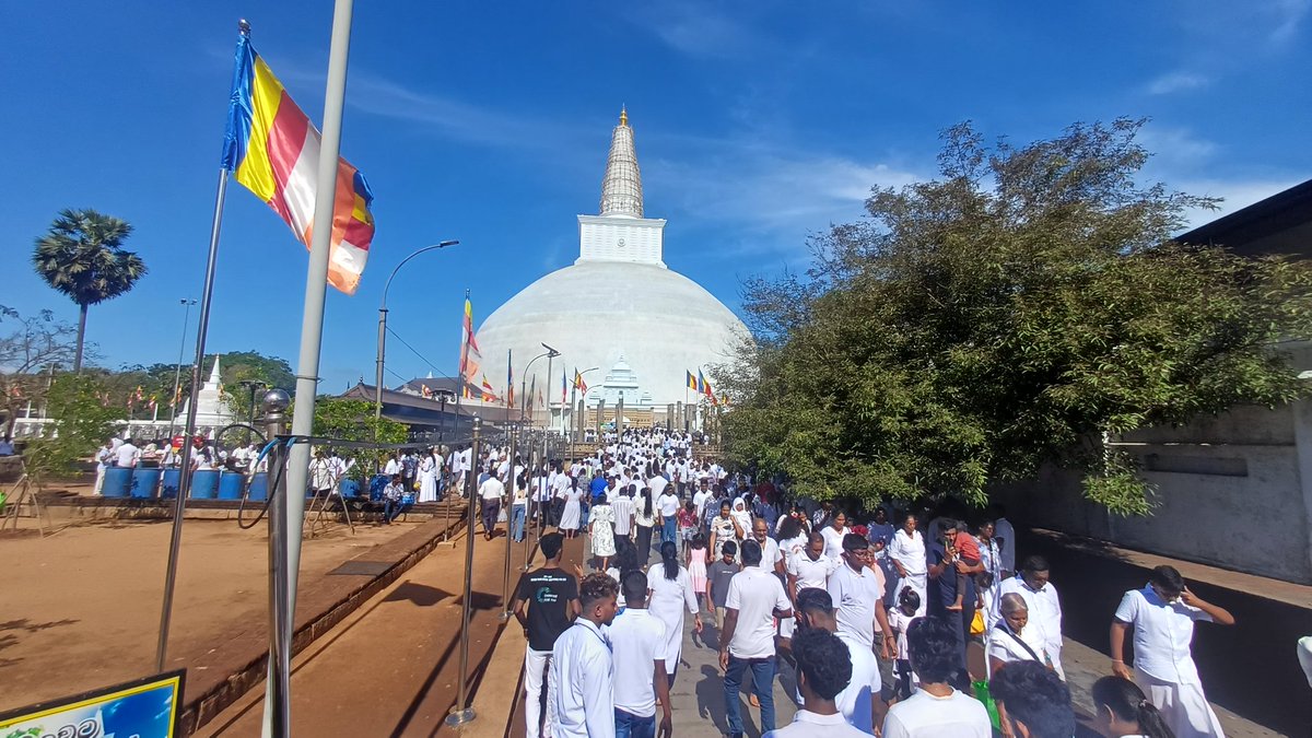 ashanthi_w's tweet image. සැනසුම පිරි වසරක් 🙏💐❤

#newyear #everyone #newyear #highlight #viral #buddhist