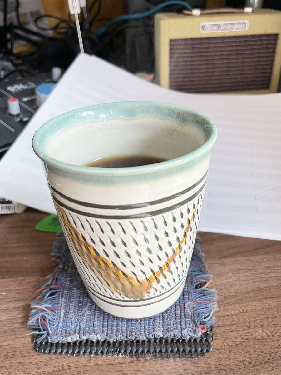 kanetoanne's tweet image. 怒涛の九州ツアー(個人的に)から一夜明けてB.F.I.REC準備モード。お供は先日林君から頂いたコーヒーを日田の小鹿田焼の器で。ゆるっとした午後。譜面起こしもそれなりにゆったり。#BFI #小鹿田焼 ＃サマーファイトシリーズ