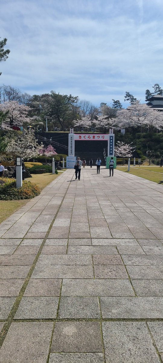 AddictAkita's tweet photo. 絶好の桜見日和だったんで本荘公園に行ってきました🎵
風が気持ちいい季節になりましたねぇ✨
良い景色❗
でも露天高ぇw
それでもババヘラは買ってしまう😋 https://t.co/JXpMUNuSFl