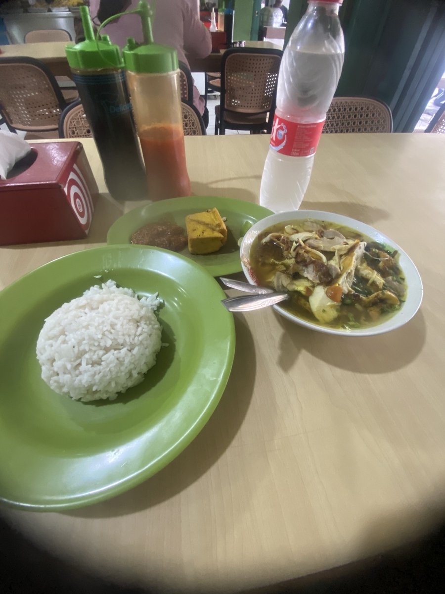ferimpesaputra's tweet photo. Soto ayam terdabest rela sejam dr rmh buat kesini makan ini aja https://t.co/Zf4cxB2pq0