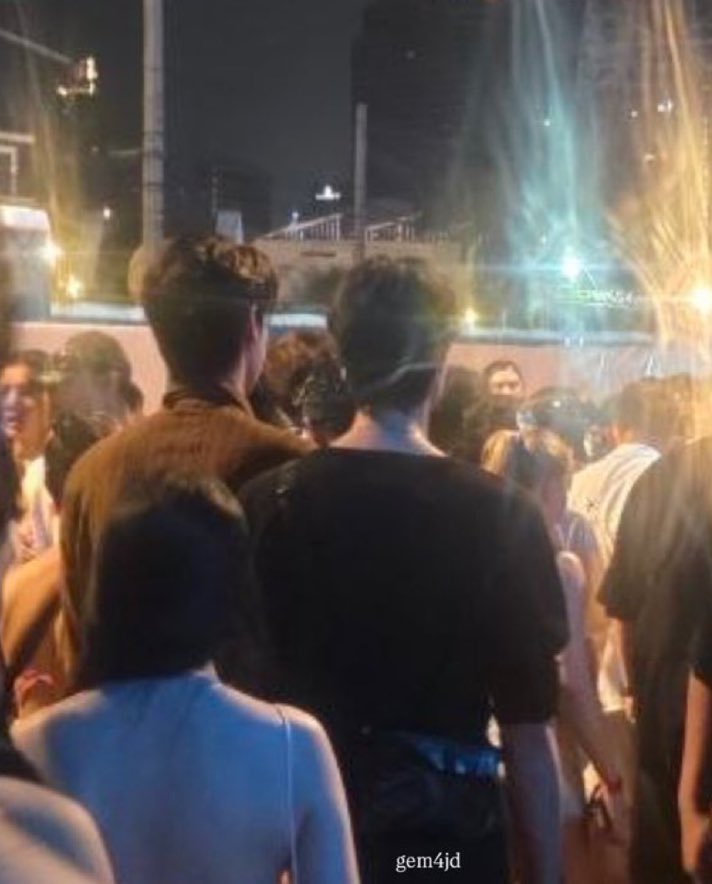 watearsp's tweet image. ช่วยด้วย 5555555555555 เห็นแล้วขำ (เขิน) กว่าเดิมทรงฮีมาคุมจริง ตัวเองไม่เปียกไม่แป้ง ไม่เอาไรเลย น้องธี เจ้าที่แรงอ่ะ 🤧